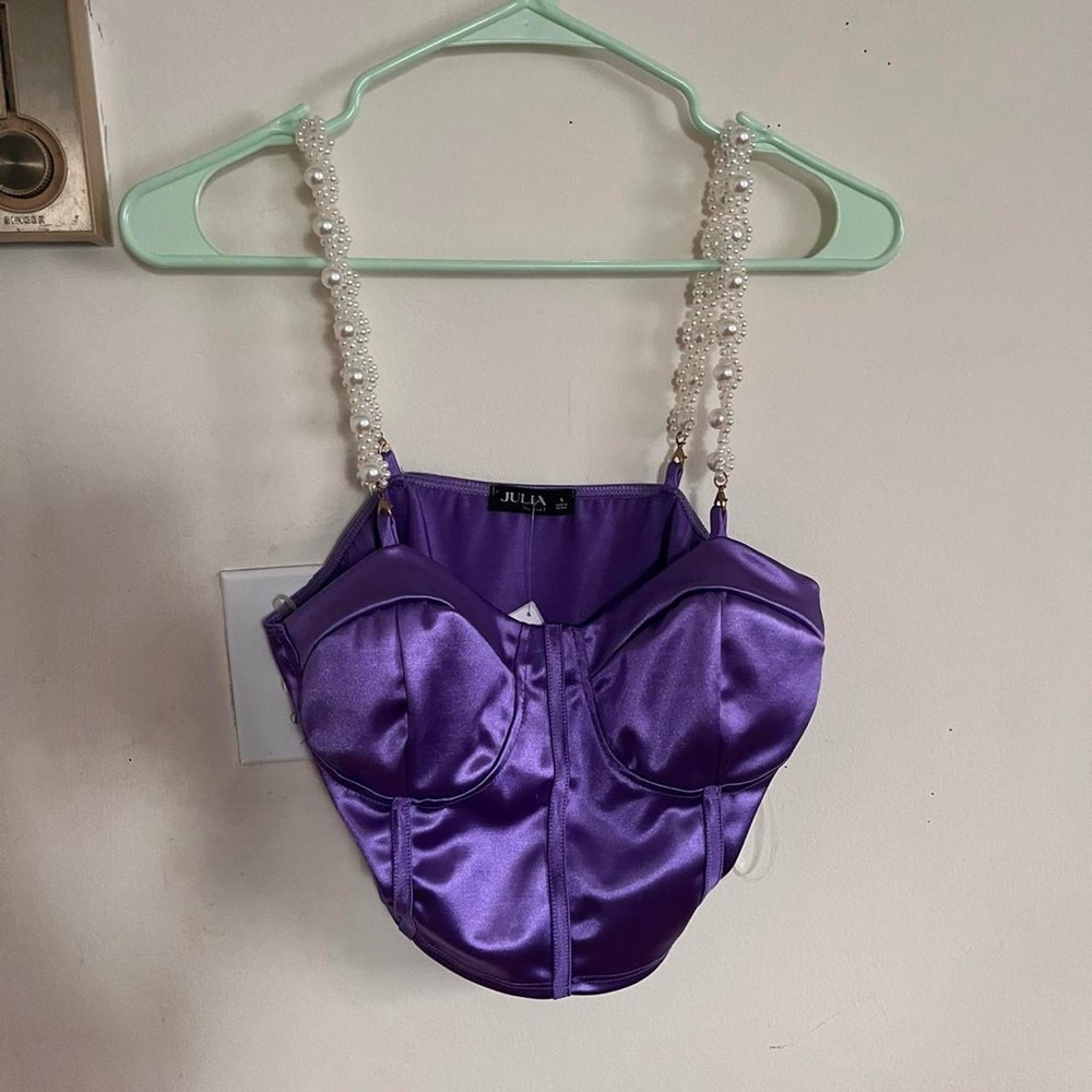 Beautiful crop top💜 it doesn’t come with cups. Never worn.